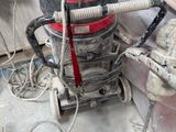 un aspirateur posé sur le sol de la pièce