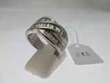 bague en argent sterling ornée de pierres taillées en baguette et d'une étiquette de prix sur un fond blanc