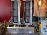 une photo de la cuisine d'un restaurant où l'on voit beaucoup de plats posés sur le comptoir