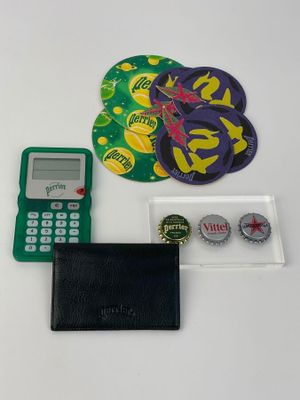 une calculatrice, un décapsuleur, un téléphone portable et un bouchon de bouteille