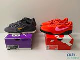 deux paires de baskets Nike Air Max dans leurs boîtes, posées sur une table