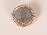 l'image d'une pièce de monnaie placée dans un cercle sur une surface blanche