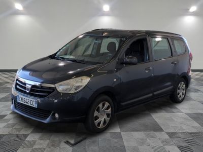 la photo d'une petite camionnette bleue garée dans un garage