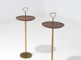 paire de tables d'appoint en laiton et en bois avec des plateaux en forme de cœur