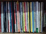 une boîte pleine de livres posée sur une table