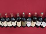 Plusieurs bouteilles de vin sont alignées sur une étagère rouge