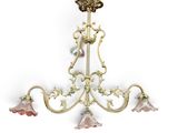 une image d'un lustre suspendu au plafond