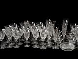 beaucoup de verres à vin posés sur la table