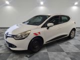 la voiture blanche est garée sur un sol en damier dans le garage