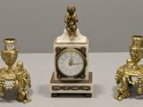 trois types d'horloges différents posés sur une table