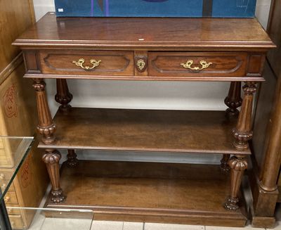 une étagère en bois sur laquelle est posé un tableau