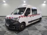 une photo d'une camionnette blanche à rayures rouges et blanches