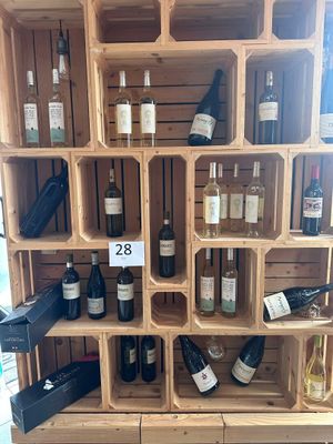 de nombreuses bouteilles de vin sur les étagères du magasin