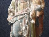 l'image d'une statue représentant une femme tenant un enfant dans ses bras