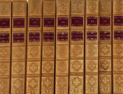 de nombreux livres alignés sur une étagère