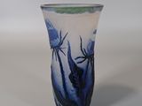 un vase bleu et blanc posé sur une surface blanche