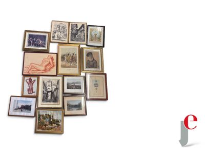 il y a beaucoup de photos accrochées au mur de cette pièce
