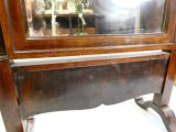 une armoire en bois surmontée d'un miroir