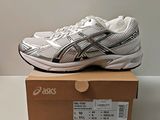 des chaussures de course Asics Gelevo dans une boîte posée sur une table