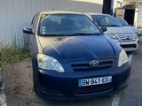 une voiture bleue garée dans un parking à côté d'autres voitures