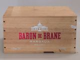 une boîte en bois avec une bouteille de vin à l'intérieur