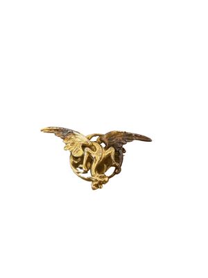 une image représentant un aigle doré avec un cœur et des ailes sur fond blanc