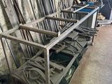 un support métallique sur lequel sont posés tout un tas d'outils