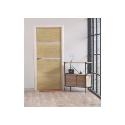 l'intérieur d'une pièce avec une porte en bois et une étagère