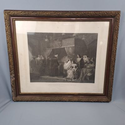 une vieille photo en noir et blanc montrant un groupe de personnes dans une pièce