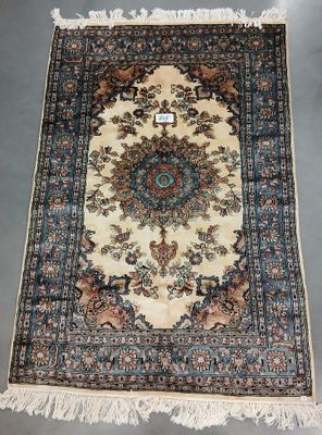 un tapis persan ancien à motifs floraux et franges