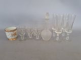 beaucoup de verres et une tasse sur la table