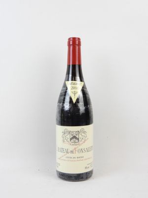 une bouteille de vin rouge posée sur une surface blanche, avec un fond blanc