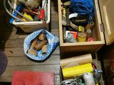 une table en bois sur laquelle sont disposés de nombreux objets divers