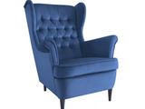 Le fauteuil bleu est recouvert d'un tissu à boutons au niveau du dossier.