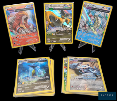 Quatre cartes Pokémon différentes sont représentées en ligne sur un fond noir.