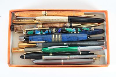 many different pens in a box on the table