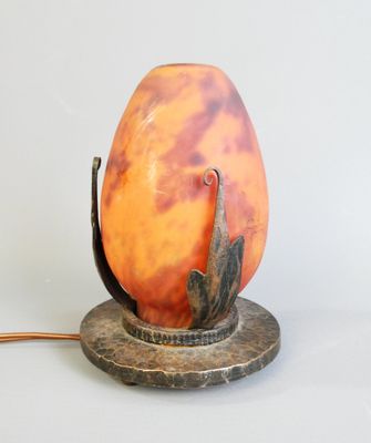 une lampe posée sur une table