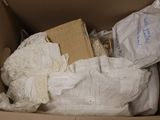 une boîte en carton remplie d'une grande quantité de matière blanche