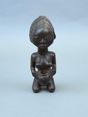 statue représentant une femme tenant un bébé dans ses bras