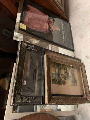 Lot de pièces encadrées et miroir