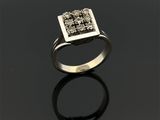 une bague en or blanc sertie de diamants sur un fond noir
