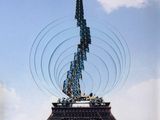 une photo de la tour Eiffel au milieu du parc