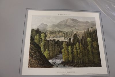une photo d'une photo d'une rivière dans les montagnes