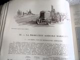 un livre ouvert sur lequel figure l'image d'un tracteur