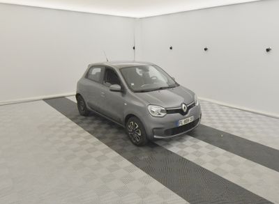 une image d'une voiture garée dans un garage