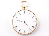 une montre de poche en or avec des chiffres romains sur le cadran