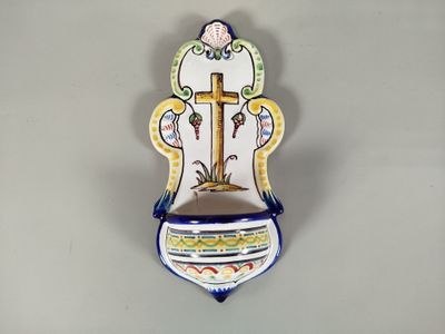 une tenture murale décorative ornée d'une croix