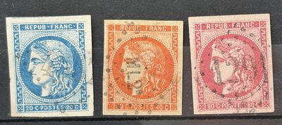 quatre timbres de couleurs, de tailles et de formes différentes