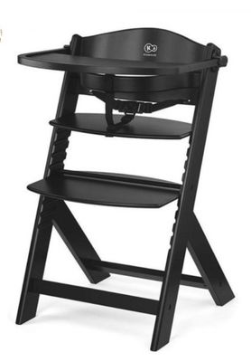la chaise haute est noire et dispose d'un plateau pour les repas