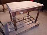 une table en bois surmontée d'un tiroir